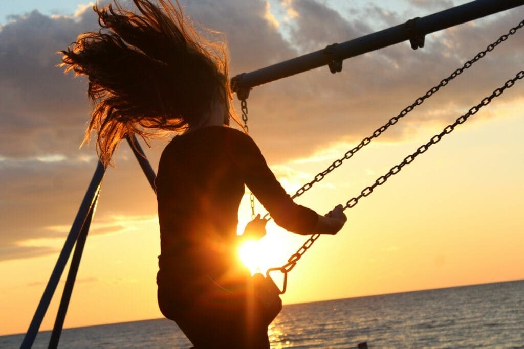 Woman swinging on a swing during sunset. Gastric Band Hypnotherapy at Brisbane Livewell Clinic