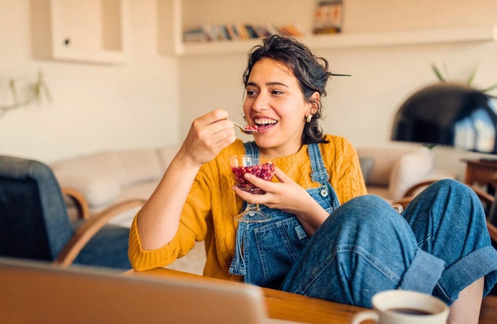 Woman eating pomegranate while studying. Naturopath. Wellness Centre. Spring Detox. Relieve Study Stress and Anxiety with Naturopath support. Gut Health Naturopath. Brisbane Livewell Clinic