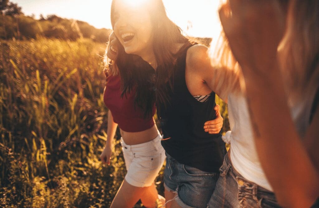 Friends spending time outdoors. Gut Health Brisbane. Reoccurring Urinary Tract Infections. Brisbane Livewell Clinic