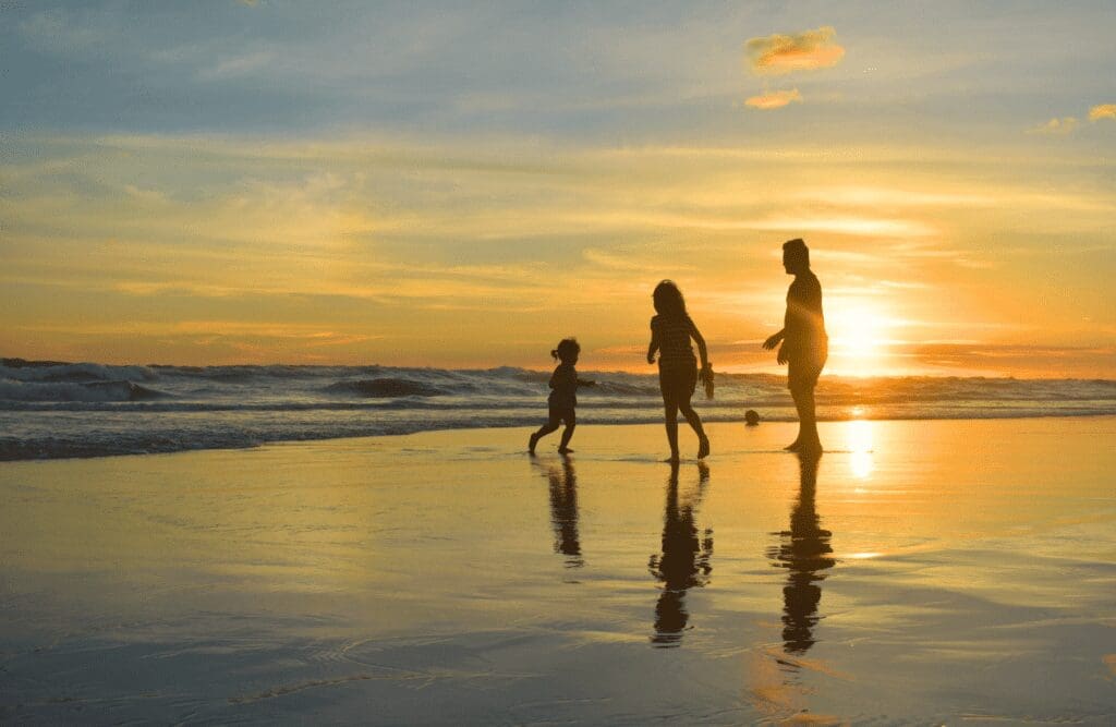 A silhouette of a family at the beach. Hypnosis in Sydney. Brisbane Livewell Clinic. Counselling