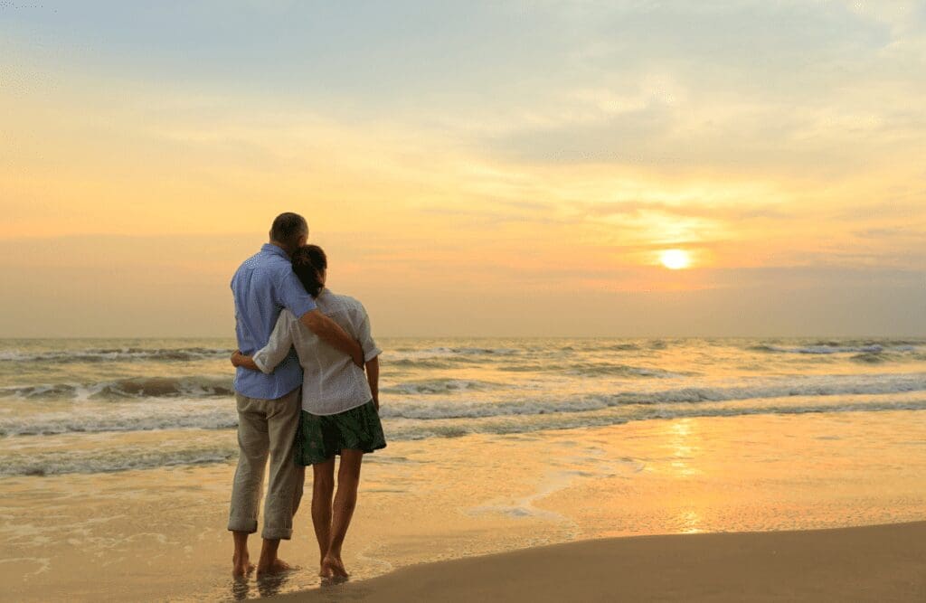 Couple catching sunset at the beach. Hypnotherapy Brisbane. Brisbane Livewell Clinic