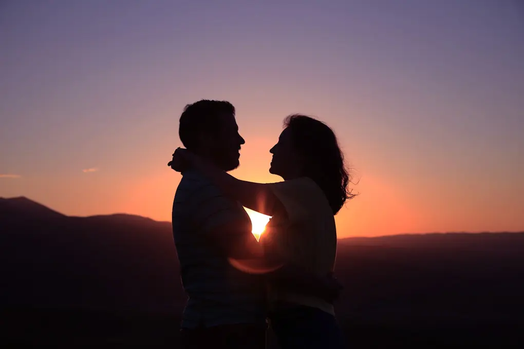 Silhouette of hugging couple at sunset. Jeremy Walker - Hypnotherapist Brisbane