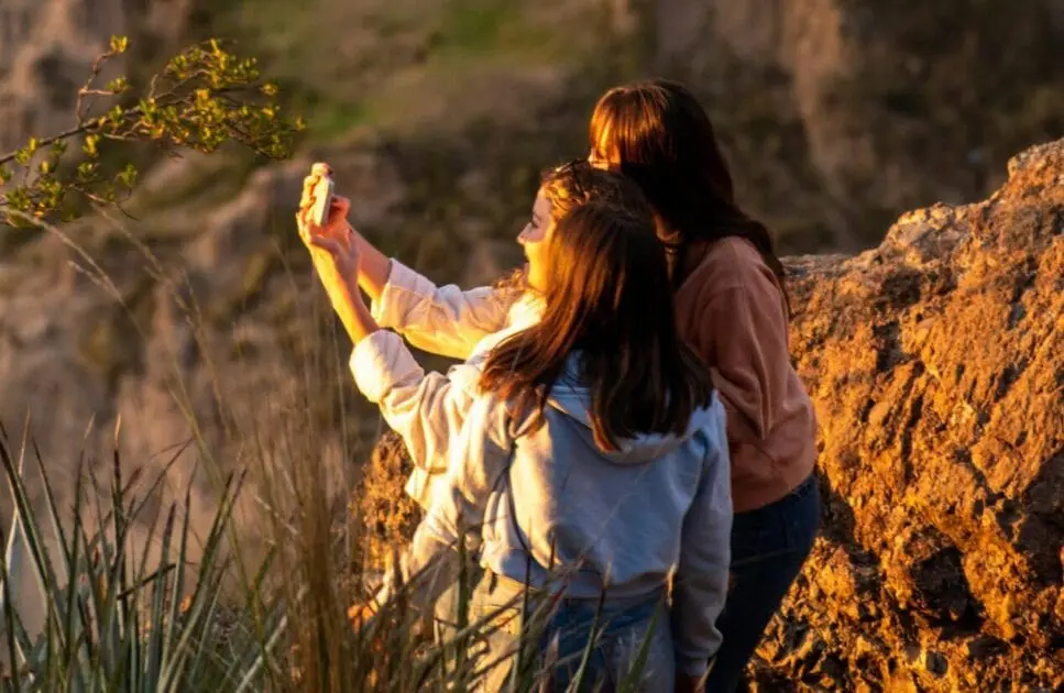 Three female friends taking photo of the sunset. Counsellor. Holist Counselling for Disconnection. Counselling Morningside. Brisbane Livewell Clinic