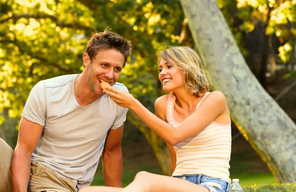 Couple sitting in the park while eating. Couples Therapy. Food Allergy Testing. GERD. Clinical Nutritionist Carindale. Brisbane Livewell Clinic