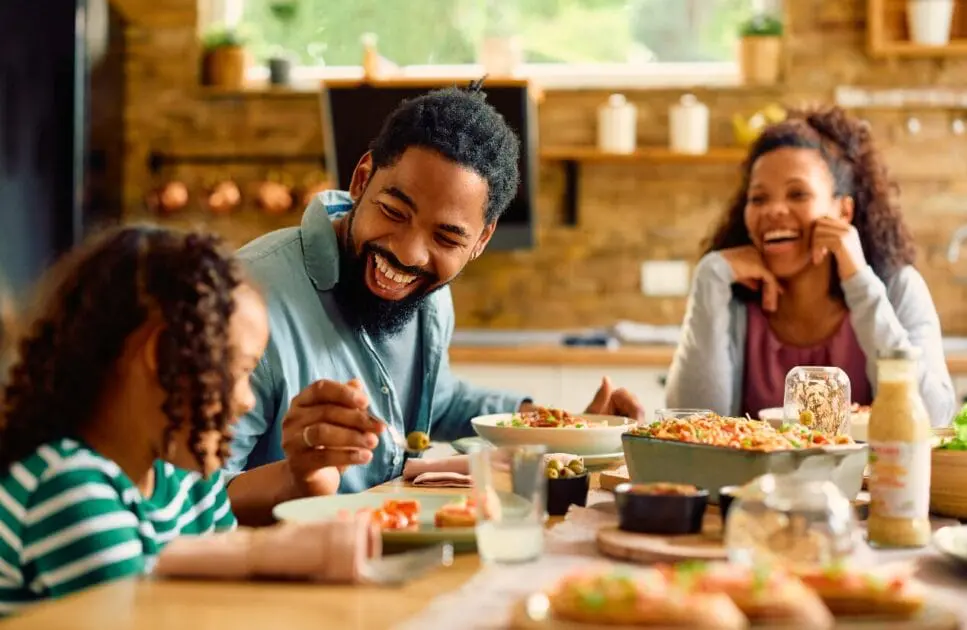 Family eating their meal together. Clinical Nutritionist Morningside. Brisbane Livewell Clinic