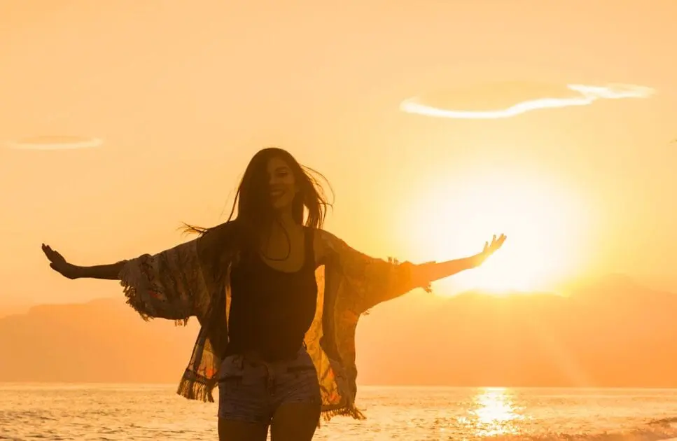Happy woman at sunset. Dealing with Depression. Treating Vaginal Thrush. Osteopath Balmoral. Osteopath for Hip Pain. Brisbane Livewell Clinic