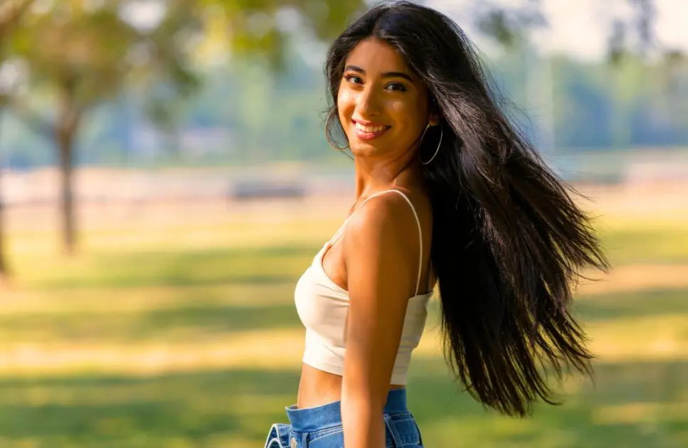 Woman standing outdoors, smiling at the camera. Brain Fog. Treating Vaginal Thrush. Osteopathy for Scoliosis and Spinal Curvature. Gastric Band Hypnosis. Brisbane Livewell Clinic
