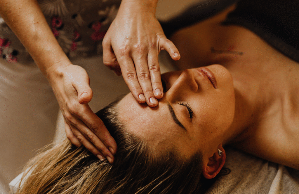 A masseuse doing a head massage. Indian Head Massage Brisbane. Brisbane Livewell Clinic
