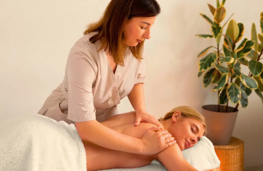 Woman getting a back massage. Massage Therapy Brisbane. Full Body Massage. Remedial Massage Brisbane. Brisbane Livewell Clinic