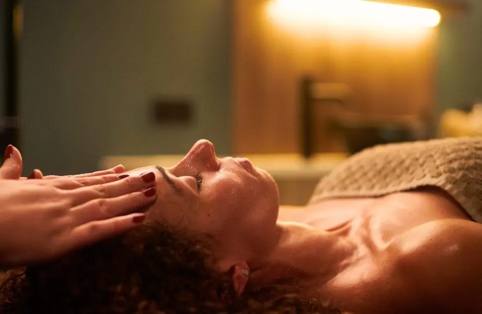 Woman receiving head strokes and gentle massage. Massage Wavell Heights. Indian Head Massage Brisbane. Brisbane Livewell Clinic