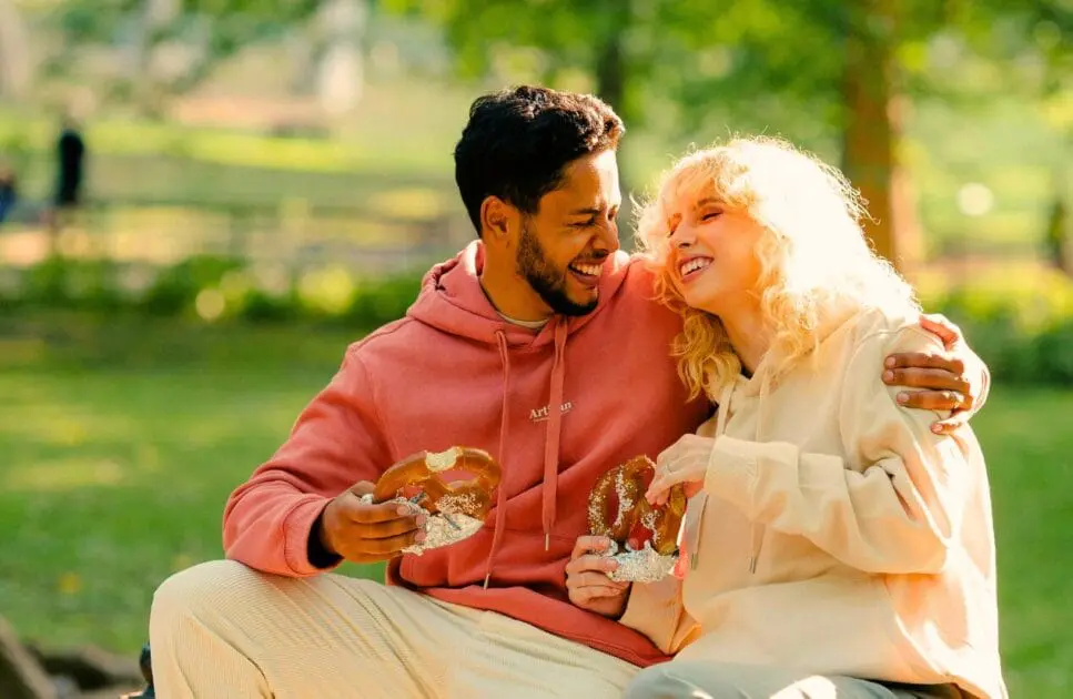 Happy couple sitting on a park bench. Mindset Therapy Brisbane. Holistic Counselling North Brisbane. Hypnosis to Stop Smoking. Brisbane Livewell Clinic