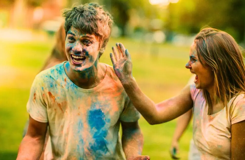Man and woman playing with colored powders outdoors. Hypnotherapy near Gordon Park. I Struggle with Social Situations. Brisbane Livewell Clinic