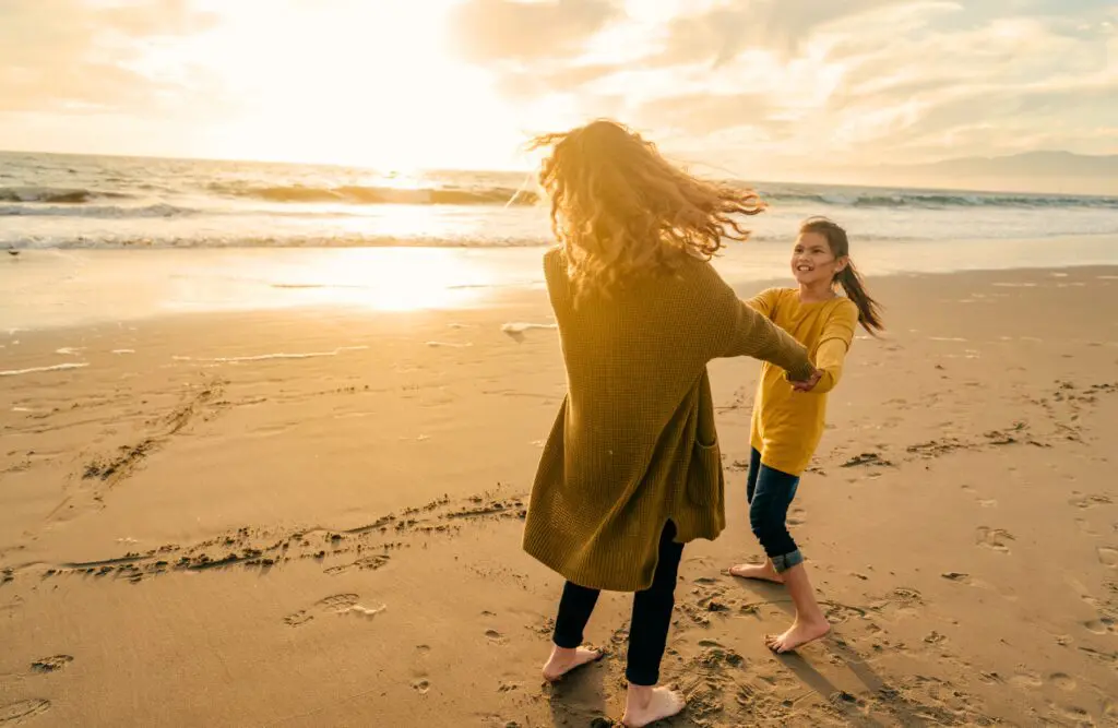 Mother and daughter having fun at the beach. Naturopath North Brisbane. Hypnotherapy to Quit Smoking. Hypnosis for Anxiety. Brisbane Livewell Clinic