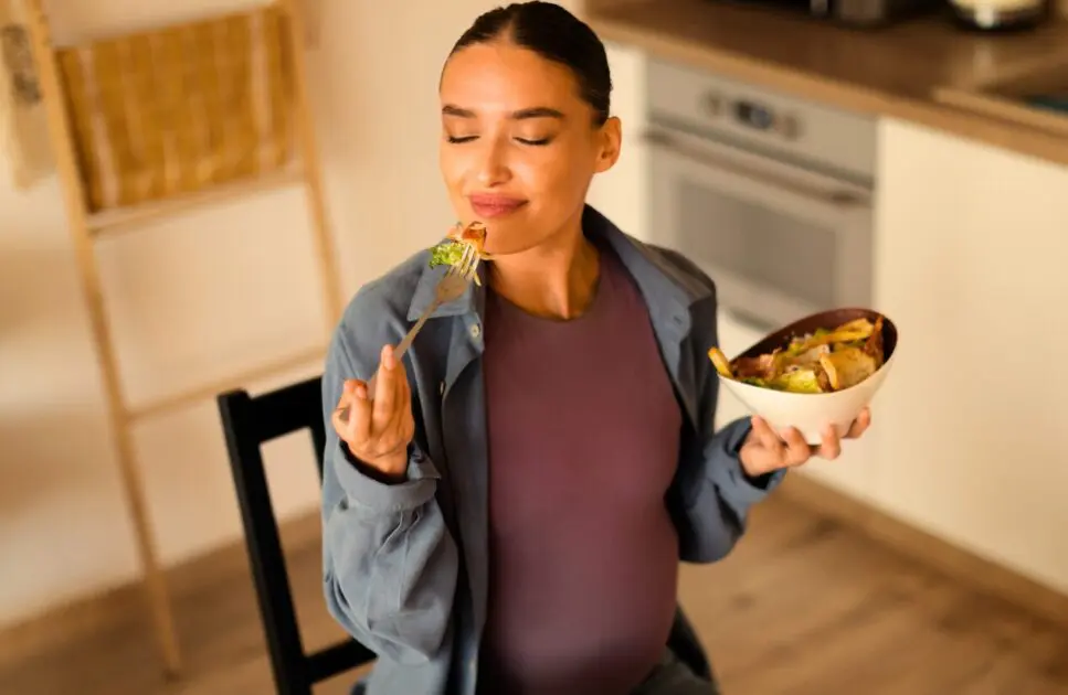 Pregnant woman enjoying healthy meal. Diet Planning Advice for Pregnant Woman. Brisbane Livewell Clinic