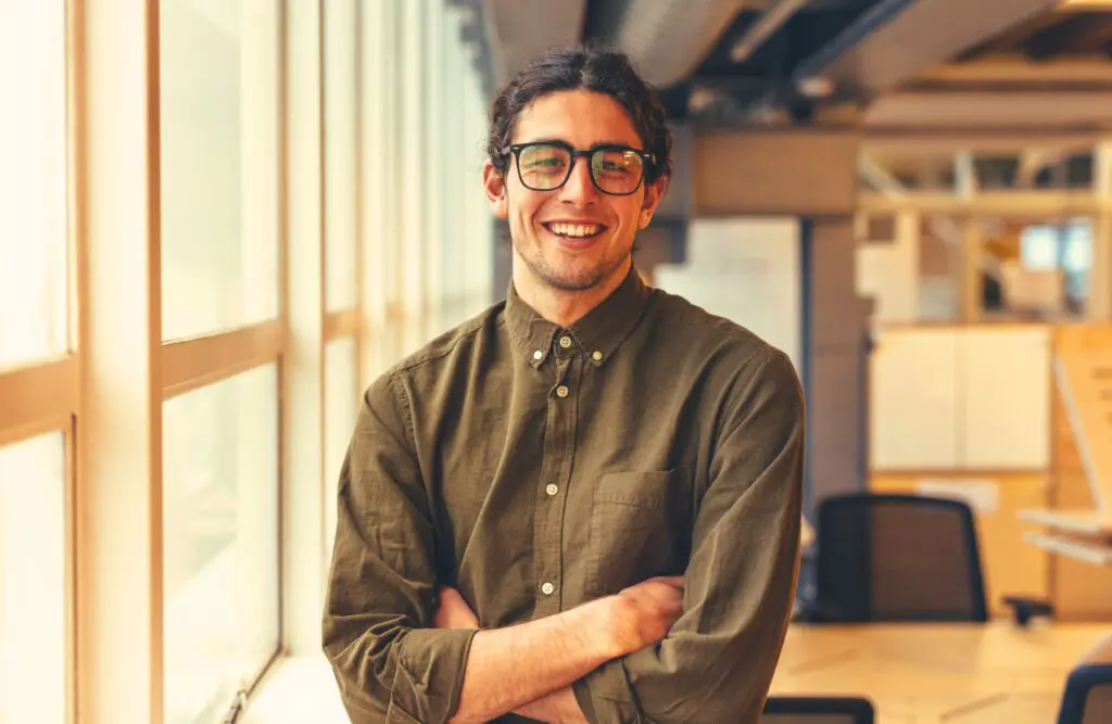 Portrait of a smiling man standing in the office beside the window. Counselling Cannon Hill. Weight loss hypnosis. Osteopath Cannon Hill. Hypnosis for Depression. Gastric Band Hypnosis. Brisbane Livewell Clinic