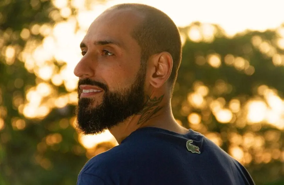 Man with a beard smiling. Hypnotherapy near Kedron. Naturopathic Remedies for Insomnia. Weight loss hypnosis. Brisbane Livewell Clinic