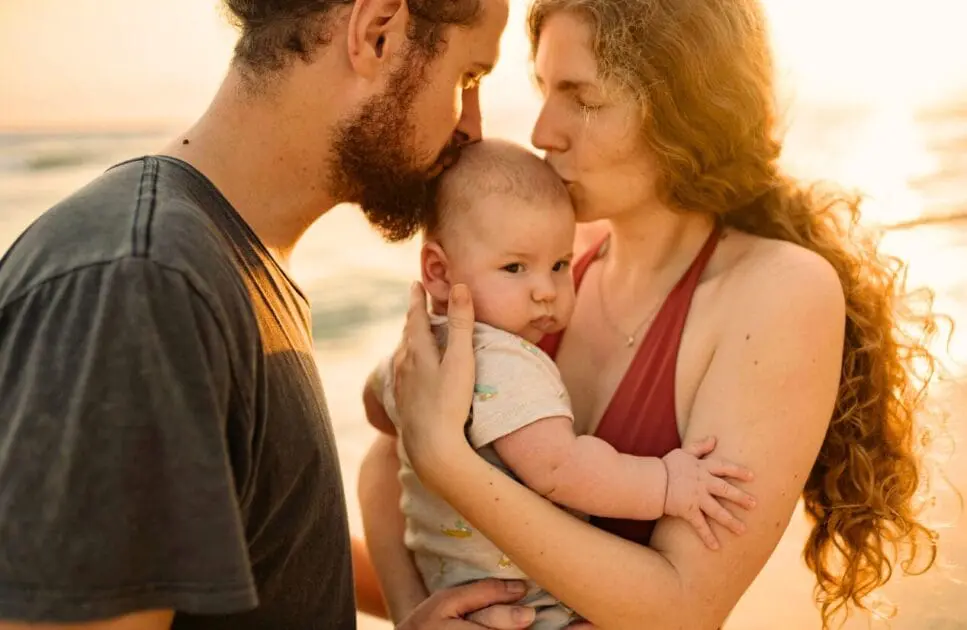 Parents kissing their child. Online Counselling Australia. Brisbane Livewell Clinic