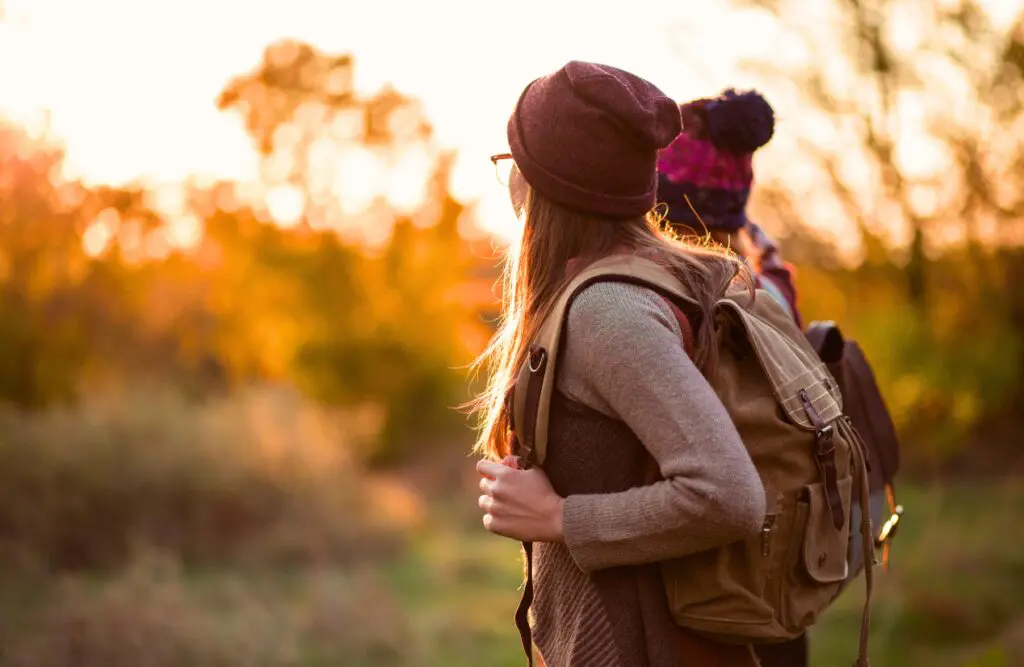 Two female friends looking at nature. Counselling Morningside. Brisbane Livewell Clinic