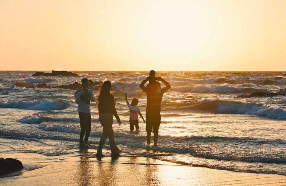 Family enjoying sunset at the beach. Hypnotherapy near Chermside. Osteopath South Brisbane. Brisbane Livewell Clinic