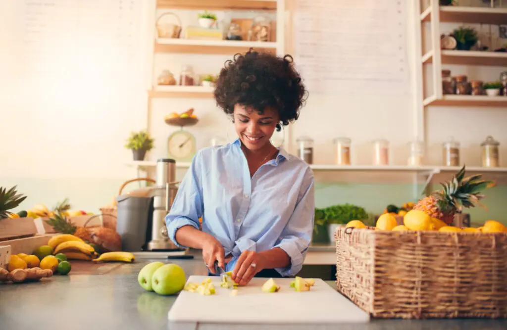 Woman preparing a healthy meal in the kitchen. Nutrition Brisbane. Brisbane Livewell Clinic
