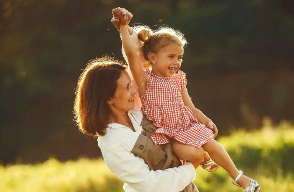Mother and child having fun outdoors. Hypnotherapy near Nundah. Naturopathic Practitioner. Holistic Counsellor Brisbane. Brisbane Livewell Clinic