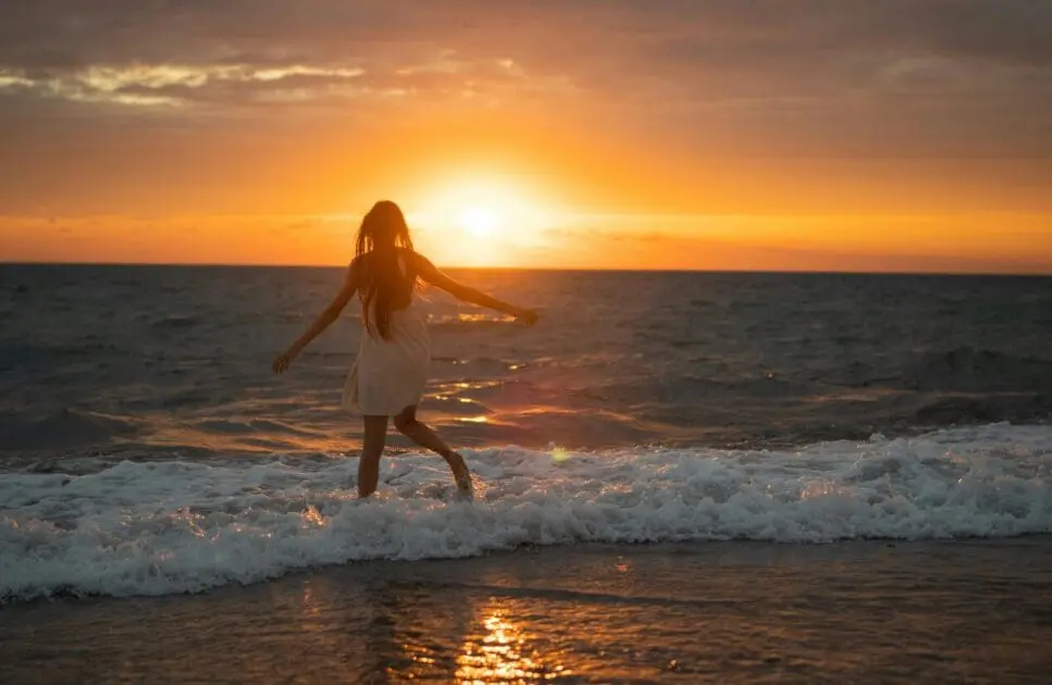 Silhouette of a woman running along the beach during sunset. Hypnotherapy near Nundah. Brisbane Livewell Clinic. Mindset Therapy Australia