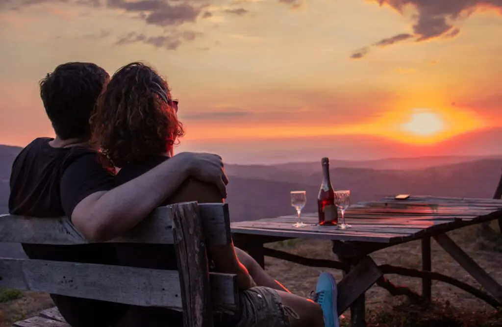 Couple sitting on a bench while watching sunset. Counselling Nundah. Brisbane Livewell Clinic