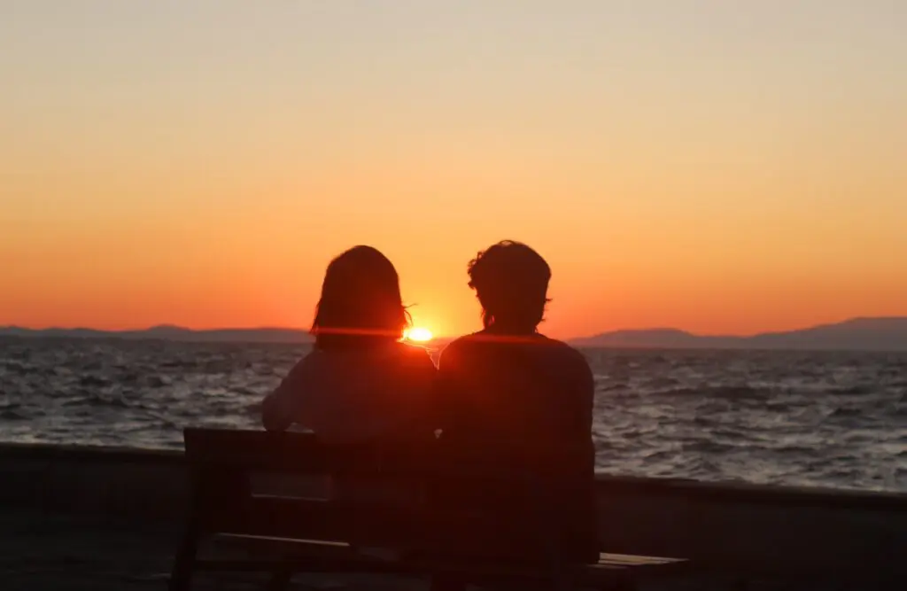 Silhouette of a couple sitting on the bench. Counselling Nundah. Counselling Murarrie. Brisbane Livewell Clinic