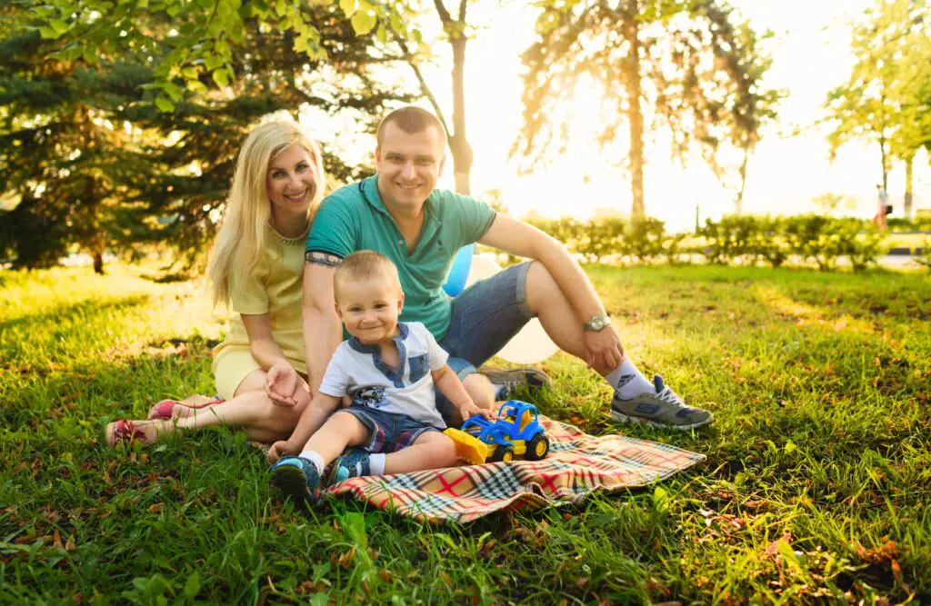 Family enjoying picnic in the park. Clinical Nutritionist Carina. Brisbane Livewell Clinic