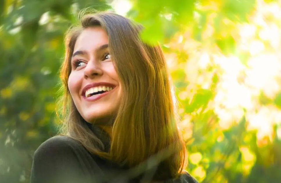 Woman smiling under the sun. Reoccurring Urinary Tract Infections. Gut Health Naturopath. Brisbane Livewell Clinic