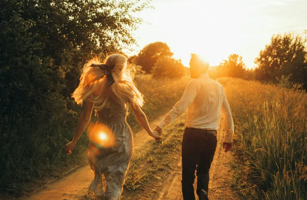 Couple running while holding each other's hand. Counselling Kedron. Brisbane Livewell Clinic