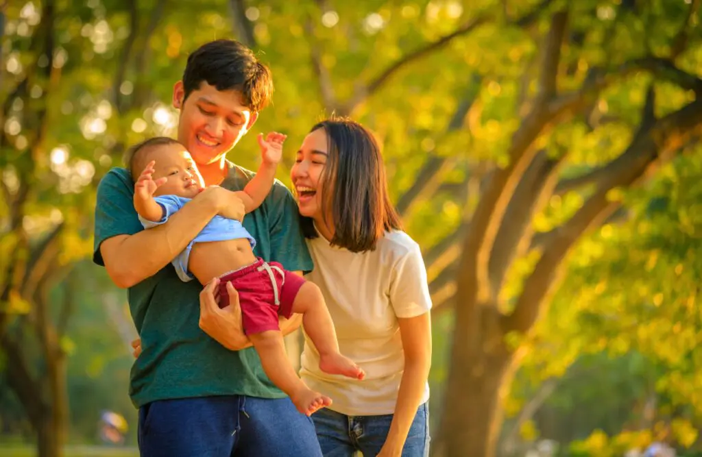 Couple enjoying sunny day outdoors together with their kid. Counselling Virginia. Brisbane Livewell Clinic