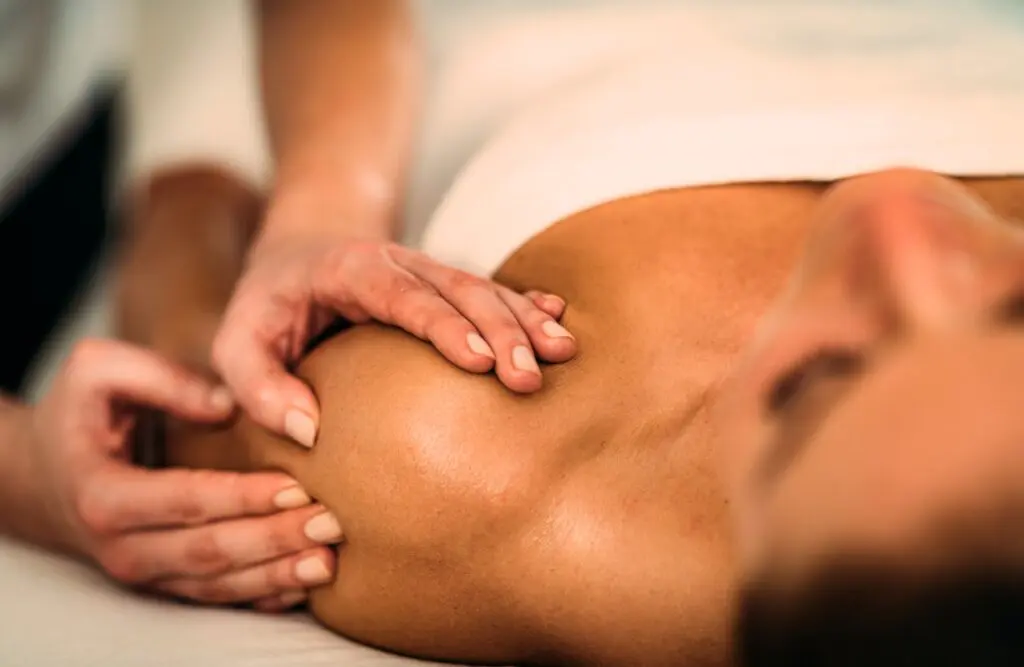 Woman receiving shoulder massage. Lymphatic Drainage Massage Wavell Heights. Therapeutic Massage Treatment Brisbane. Trigger Point Therapy Brisbane. Osteopathy for Shoulder Pain and Restriction. Brisbane Livewell Clinic